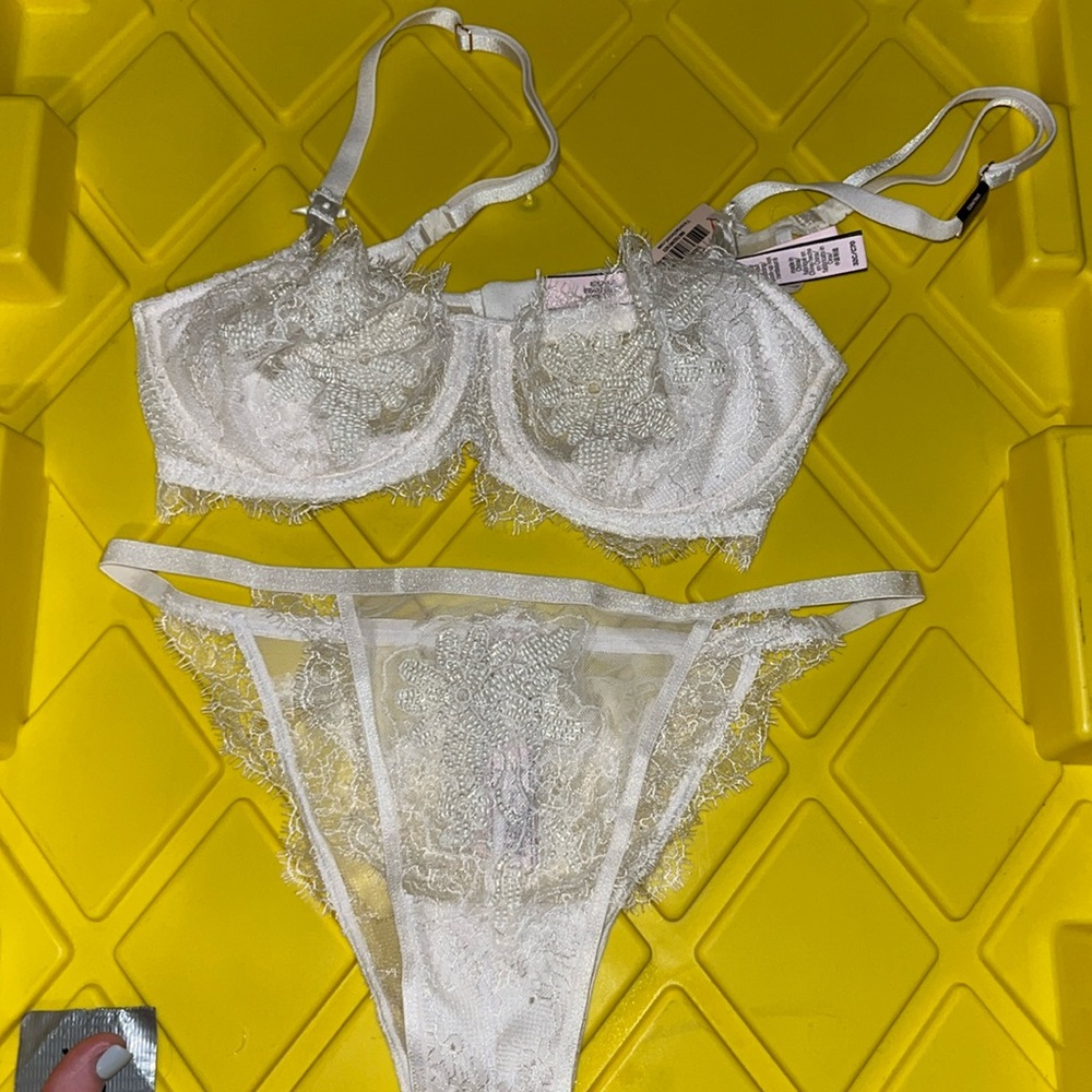 NWT VICTORIAS SECRET WHITE SNOWFLAKE LIMITED EDITION SET 32C bra small panty